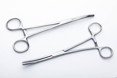 Çelik cerrahi aletler ve laboratuvar ekipmanları beyaz arka planda izole edilmiş. Profesyonel klinik aletleri. Tıbbi, cerrahi, ambulans ve veteriner konsepti. Yumuşak seçici odaklı yakın plan