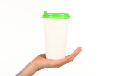 İnsan eli plastik kapaklı boş bir kahve fincanı tutar. Tek kullanımlık fincana çay ya da kahve konsepti. Metin veya logo için yeri ve yeri kopyala. Beyaz bir arkaplanda izole edilmiş