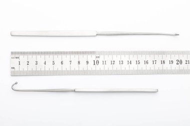 Çelik cerrahi aletler ve laboratuvar ekipmanları beyaz arka planda izole edilmiş. Profesyonel klinik aletleri. Tıbbi, cerrahi, ambulans ve veteriner konsepti. Yumuşak seçici odaklı yakın plan