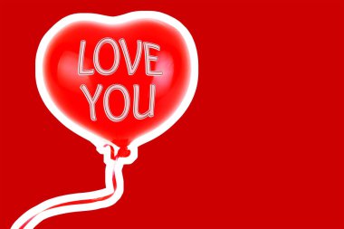 Kırmızı lastik şişme kalp şeklinde balon. Aşk, ilişki, sevgililer günü ve doğum günü kutlaması konsepti. Boş kopya alanı olan dergi tarzı moda kolajı