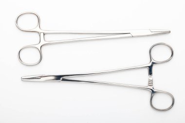 Çelik cerrahi aletler ve laboratuvar ekipmanları beyaz arka planda izole edilmiş. Profesyonel klinik aletleri. Tıbbi, cerrahi, ambulans ve veteriner konsepti. Yumuşak seçici odaklı yakın plan