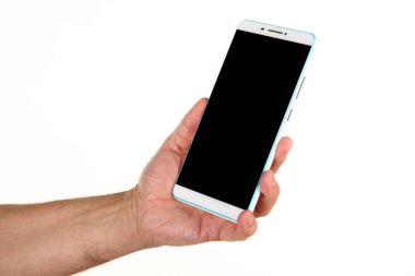 İnsan eli, avucunda boş bir krom ekran olan modern bir akıllı telefonu tutar. Teknoloji ve reklam kavramı. Ayrıntılı yakın çekim stüdyo çekimi soyut beyaz arka planda izole