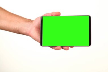 İnsan eli, avucunda boş bir krom ekran olan modern bir akıllı telefonu tutar. Teknoloji ve reklam kavramı. Ayrıntılı yakın çekim stüdyo çekimi soyut beyaz arka planda izole
