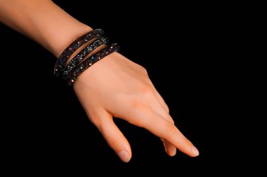 Güzel bir el yapımı mücevher bileziği. Renkli parlak boncuklar ve nötr manikürlü gevşek bir kadın bileği. Moda ve el işi aksesuarları. Yumuşak seçici odaklı yakın plan