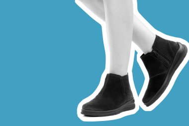 Bayan giysi ayakkabısı. Düşük deri ayakkabılar giyen uzun ince kadın bacağı. Fotokopi alanı olan moda modeli. Klasik ve günlük kıyafet konsepti. Ayrıntılı yakın çekim stüdyo çekimi. Dergi tarzı moda kolajı