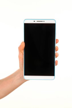 İnsan eli, avucunda boş bir krom ekran olan modern bir akıllı telefonu tutar. Teknoloji ve reklam kavramı. Ayrıntılı yakın çekim stüdyo çekimi soyut beyaz arka planda izole