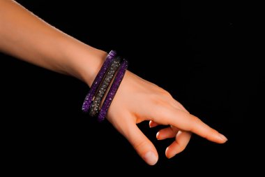 Güzel bir el yapımı mücevher bileziği. Renkli parlak boncuklar ve nötr manikürlü gevşek bir kadın bileği. Moda ve el işi aksesuarları. Yumuşak seçici odaklı yakın plan