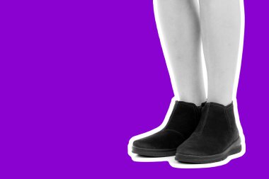 Bayan giysi ayakkabısı. Uzun ince dişinin bacakları düşük deri ayakkabı giyer. Fotokopi alanı olan moda modeli. Klasik ve günlük kıyafet konsepti. Ayrıntılı yakın çekim stüdyo çekimi. Dergi tarzı moda kolajı