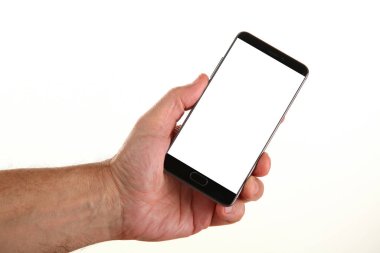 İnsan eli, avucunda boş bir krom ekran olan modern bir akıllı telefonu tutar. Teknoloji ve reklam kavramı. Ayrıntılı yakın çekim stüdyo çekimi soyut beyaz arka planda izole