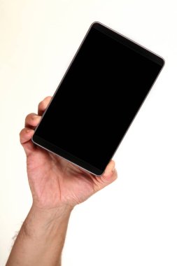 İnsan eli, avucunda boş bir krom ekran olan modern bir akıllı telefonu tutar. Teknoloji ve reklam kavramı. Ayrıntılı yakın çekim stüdyo çekimi soyut beyaz arka planda izole