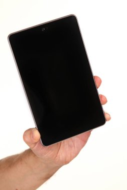 İnsan eli, avucunda boş bir krom ekran olan modern bir akıllı telefonu tutar. Teknoloji ve reklam kavramı. Ayrıntılı yakın çekim stüdyo çekimi soyut beyaz arka planda izole