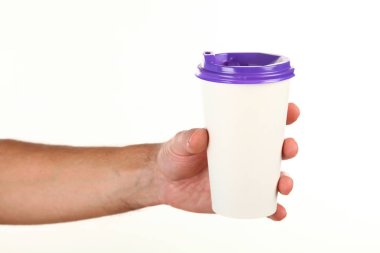 İnsan eli plastik kapaklı boş bir kahve fincanı tutar. Tek kullanımlık fincana çay ya da kahve konsepti. Metin veya logo için yeri ve yeri kopyala. Beyaz bir arkaplanda izole edilmiş