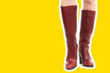 Bayan giysi ayakkabısı. Uzun ince kadın bacakları yüksek topuklu uzun çizme giyer. Fotokopi alanı olan moda modeli. Klasik ve günlük kıyafet konsepti. Ayrıntılı yakın çekim stüdyo çekimi. Dergi tarzı moda kolajı