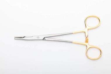 Çelik cerrahi aletler ve laboratuvar ekipmanları beyaz arka planda izole edilmiş. Profesyonel klinik aletleri. Tıbbi, cerrahi, ambulans ve veteriner konsepti. Yumuşak seçici odaklı yakın plan