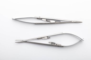 Çelik cerrahi aletler ve laboratuvar ekipmanları beyaz arka planda izole edilmiş. Profesyonel klinik aletleri. Tıbbi, cerrahi, ambulans ve veteriner konsepti. Yumuşak seçici odaklı yakın plan