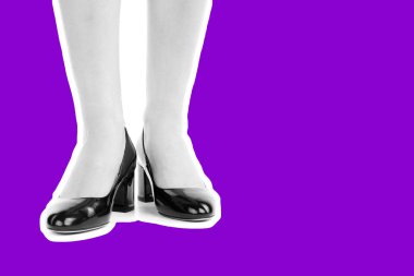 Bayan giysi ayakkabısı. Uzun ince kadın bacakları yüksek topuklu ayakkabı giyer. Fotokopi alanı olan moda modeli. Klasik ve günlük kıyafet konsepti. Ayrıntılı yakın çekim stüdyo çekimi. Dergi tarzı moda kolajı