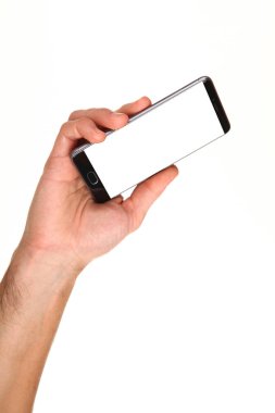 İnsan eli, avucunda boş bir krom ekran olan modern bir akıllı telefonu tutar. Teknoloji ve reklam kavramı. Ayrıntılı yakın çekim stüdyo çekimi soyut beyaz arka planda izole