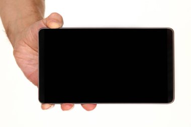 İnsan eli, avucunda boş bir krom ekran olan modern bir akıllı telefonu tutar. Teknoloji ve reklam kavramı. Ayrıntılı yakın çekim stüdyo çekimi soyut beyaz arka planda izole