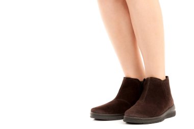 Bayan giysi ayakkabısı. Düşük deri ayakkabılar giyen uzun ince kadın bacakları. Fotokopi alanı olan moda modeli. Klasik ve günlük kıyafet konsepti. Ayrıntılı yakın çekim stüdyo çekimi beyaz arkaplanda izole edildi