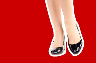 Bayan giysi ayakkabısı. Uzun ince kadın bacakları yüksek topuklu ayakkabı giyer. Fotokopi alanı olan moda modeli. Klasik ve günlük kıyafet konsepti. Ayrıntılı yakın çekim stüdyo çekimi. Dergi tarzı moda kolajı