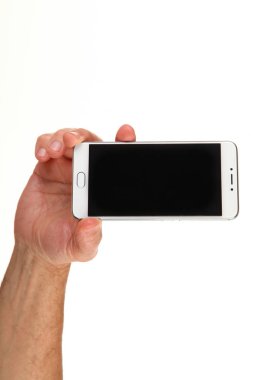 İnsan eli, avucunda boş bir krom ekran olan modern bir akıllı telefonu tutar. Teknoloji ve reklam kavramı. Ayrıntılı yakın çekim stüdyo çekimi soyut beyaz arka planda izole