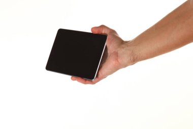 İnsan eli, avucunda boş bir krom ekran olan modern bir akıllı telefonu tutar. Teknoloji ve reklam kavramı. Ayrıntılı yakın çekim stüdyo çekimi soyut beyaz arka planda izole