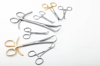 Çelik cerrahi aletler ve laboratuvar ekipmanları beyaz arka planda izole edilmiş. Profesyonel klinik aletleri. Tıbbi, cerrahi, ambulans ve veteriner konsepti. Yumuşak seçici odaklı yakın plan