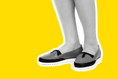 Bayan giysi ayakkabısı. Düşük deri ayakkabılar giyen uzun ince kadın bacakları. Fotokopi alanı olan moda modeli. Klasik ve günlük kıyafet konsepti. Detaylı yakın çekim stüdyo çekimi Magazin tarzı moda kolajı