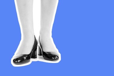 Bayan giysi ayakkabısı. Uzun ince kadın bacakları yüksek topuklu ayakkabı giyer. Fotokopi alanı olan moda modeli. Klasik ve günlük kıyafet konsepti. Ayrıntılı yakın çekim stüdyo çekimi. Dergi tarzı moda kolajı