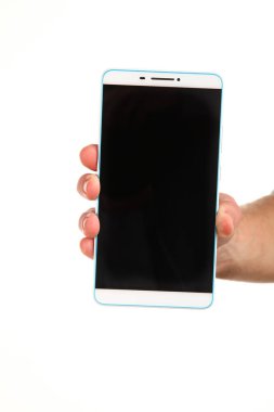 İnsan eli, avucunda boş bir krom ekran olan modern bir akıllı telefonu tutar. Teknoloji ve reklam kavramı. Ayrıntılı yakın çekim stüdyo çekimi soyut beyaz arka planda izole