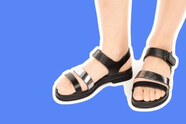 Bayan giysi ayakkabısı. Deri sandalet giyen uzun ince kadın bacakları. Fotokopi alanı olan moda modeli. Klasik ve günlük kıyafet konsepti. Detaylı yakın çekim stüdyo çekimi Magazin tarzı moda kolajı