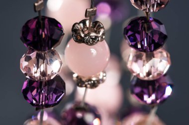 Güzel ve zarif el yapımı mücevher kolye ve renkli parlak boncuklar. Moda ve el işi aksesuarları. Soyut bulanık arkaplan üzerine yumuşak seçici odak ile sanat yakın plan