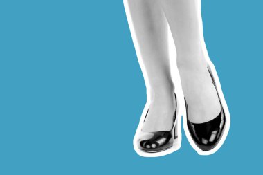 Bayan giysi ayakkabısı. Uzun ince kadın bacakları yüksek topuklu ayakkabı giyer. Fotokopi alanı olan moda modeli. Klasik ve günlük kıyafet konsepti. Ayrıntılı yakın çekim stüdyo çekimi. Dergi tarzı moda kolajı