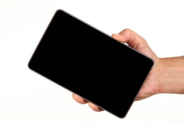 İnsan eli, avucunda boş bir krom ekran olan modern bir akıllı telefonu tutar. Teknoloji ve reklam kavramı. Ayrıntılı yakın çekim stüdyo çekimi soyut beyaz arka planda izole