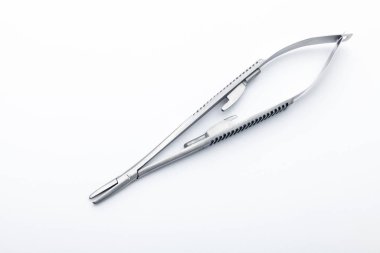 Çelik cerrahi aletler ve laboratuvar ekipmanları beyaz arka planda izole edilmiş. Profesyonel klinik aletleri. Tıbbi, cerrahi, ambulans ve veteriner konsepti. Yumuşak seçici odaklı yakın plan