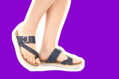 Bayan giysi ayakkabısı. Deri sandalet giyen uzun ince kadın bacakları. Fotokopi alanı olan moda modeli. Klasik ve günlük kıyafet konsepti. Ayrıntılı yakın çekim stüdyo çekimi. Dergi tarzı moda kolajı