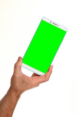 İnsan eli, avucunda boş bir krom ekran olan modern bir akıllı telefonu tutar. Teknoloji ve reklam kavramı. Ayrıntılı yakın çekim stüdyo çekimi soyut beyaz arka planda izole