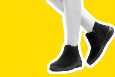 Bayan giysi ayakkabısı. Düşük deri ayakkabılar giyen uzun ince kadın bacağı. Fotokopi alanı olan moda modeli. Klasik ve günlük kıyafet konsepti. Ayrıntılı yakın çekim stüdyo çekimi. Dergi tarzı moda kolajı