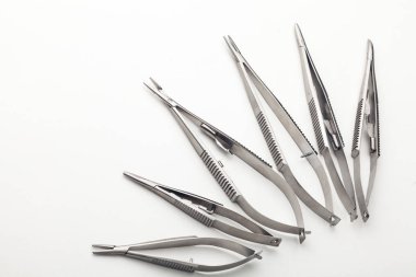 Çelik cerrahi aletler ve laboratuvar ekipmanları beyaz arka planda izole edilmiş. Profesyonel klinik aletleri. Tıbbi, cerrahi, ambulans ve veteriner konsepti. Yumuşak seçici odaklı yakın plan