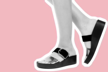 Bayan giysi ayakkabısı. Deri sandalet giyen uzun ince kadın bacakları. Fotokopi alanı olan moda modeli. Klasik ve günlük kıyafet konsepti. Ayrıntılı yakın çekim stüdyo çekimi. Dergi tarzı moda kolajı