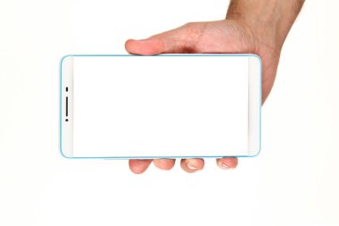 İnsan eli, avucunda boş bir krom ekran olan modern bir akıllı telefonu tutar. Teknoloji ve reklam kavramı. Ayrıntılı yakın çekim stüdyo çekimi soyut beyaz arka planda izole