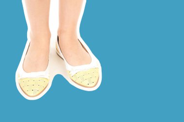 Bayan giysi ayakkabısı. Düşük deri ayakkabılar giyen uzun ince kadın bacakları. Fotokopi alanı olan moda modeli. Klasik ve günlük kıyafet konsepti. Detaylı yakın çekim stüdyo çekimi Magazin tarzı moda kolajı