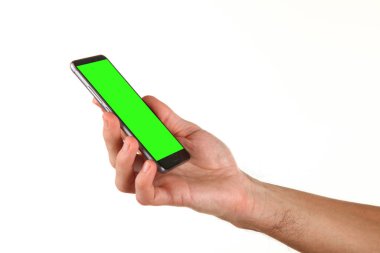 İnsan eli, avucunda boş bir krom ekran olan modern bir akıllı telefonu tutar. Teknoloji ve reklam kavramı. Ayrıntılı yakın çekim stüdyo çekimi soyut beyaz arka planda izole