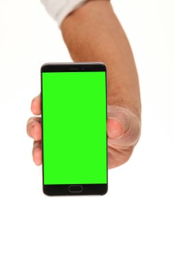 İnsan eli, avucunda boş bir krom ekran olan modern bir akıllı telefonu tutar. Teknoloji ve reklam kavramı. Ayrıntılı yakın çekim stüdyo çekimi soyut beyaz arka planda izole