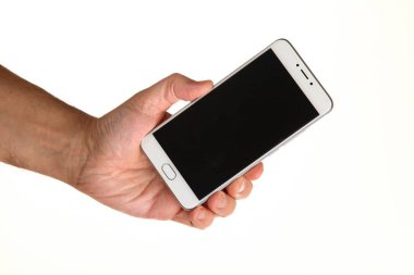 İnsan eli, avucunda boş bir krom ekran olan modern bir akıllı telefonu tutar. Teknoloji ve reklam kavramı. Ayrıntılı yakın çekim stüdyo çekimi soyut beyaz arka planda izole