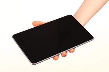 İnsan eli, avucunda boş bir krom ekran olan modern bir akıllı telefonu tutar. Teknoloji ve reklam kavramı. Ayrıntılı yakın çekim stüdyo çekimi soyut beyaz arka planda izole