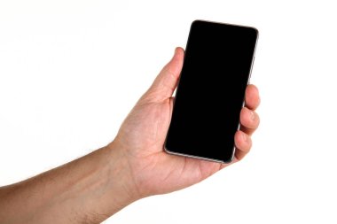İnsan eli, avucunda boş bir krom ekran olan modern bir akıllı telefonu tutar. Teknoloji ve reklam kavramı. Ayrıntılı yakın çekim stüdyo çekimi soyut beyaz arka planda izole