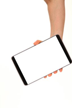 İnsan eli, avucunda boş bir krom ekran olan modern bir akıllı telefonu tutar. Teknoloji ve reklam kavramı. Ayrıntılı yakın çekim stüdyo çekimi soyut beyaz arka planda izole