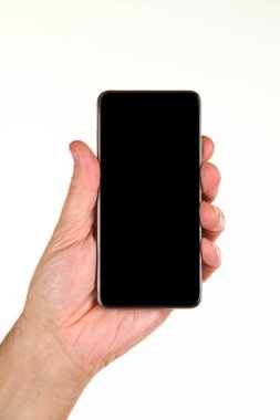 İnsan eli, avucunda boş bir krom ekran olan modern bir akıllı telefonu tutar. Teknoloji ve reklam kavramı. Ayrıntılı yakın çekim stüdyo çekimi soyut beyaz arka planda izole