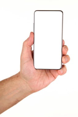İnsan eli, avucunda boş bir krom ekran olan modern bir akıllı telefonu tutar. Teknoloji ve reklam kavramı. Ayrıntılı yakın çekim stüdyo çekimi soyut beyaz arka planda izole